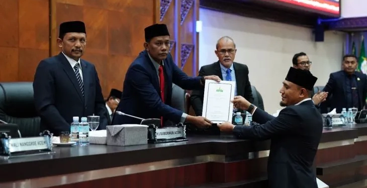 Ketua Banleg DPRA Mawardi saat menyerahkan dokumen prolegda 2023 kepada Ketua DPRA Saiful Bahri dalam sidang paripurna, di Banda Aceh, Jumat (11/11/2022) (ANTARA/HO/Humas DPRA)
