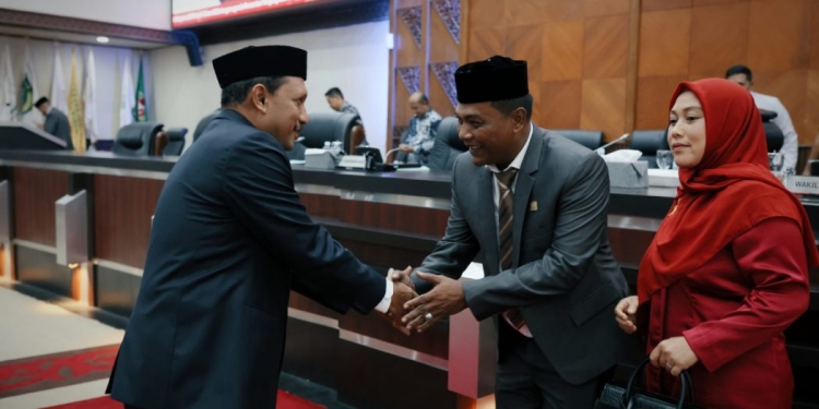 Asisten Pemerintahan dan Keistimewaan Aceh, M. Jafar, mewakili Pemerintah Aceh, saat menyampaikan ucapan selamat kepada Edy Asaruddin, usai dilantik sebagai anggota DPRA, Jum'at (11/11/2022).