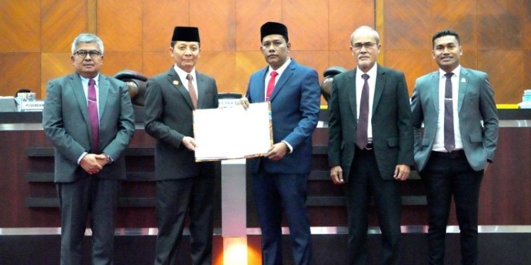 Pimpinan DPRA bersama Pj Gubernur Aceh Achmad Marzuki memperlihatkan dokumen persetujuan bersama rancangan qanun Aceh tentang APBA 2023, di Banda Aceh, Rabu (23/11/2022) ANTARA/HO-Humas DPRA