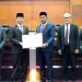 Pimpinan DPRA bersama Pj Gubernur Aceh Achmad Marzuki memperlihatkan dokumen persetujuan bersama rancangan qanun Aceh tentang APBA 2023, di Banda Aceh, Rabu (23/11/2022) ANTARA/HO-Humas DPRA