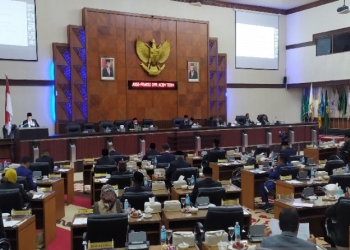 Rapat paripurna DPR Aceh dengan agenda pandangan akhir fraksi-fraksi terhadap pertanggungjawaban APBA 2020, di gedung utama DPRA, di Banda Aceh, Jumat (20/8/2021) (ANTARA/Rahmat Fajri)