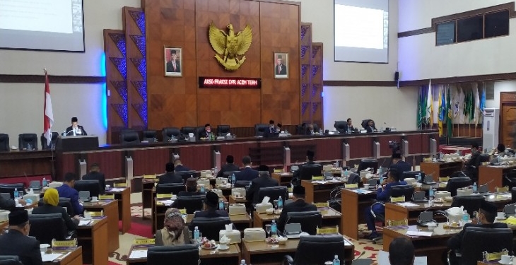 Rapat paripurna DPR Aceh dengan agenda pandangan akhir fraksi-fraksi terhadap pertanggungjawaban APBA 2020, di gedung utama DPRA, di Banda Aceh, Jumat (20/8/2021) (ANTARA/Rahmat Fajri)