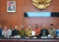Tim penyusunan draf akademik revisi UUPA dari USK Banda Aceh saat menyerahkan dokumen kepada Ketua DPR Aceh Saiful Bahri (kanan terima berkas), di Banda Aceh, Selasa (1/11/2022) (ANTARA/HO/Humas DPRA)