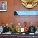 Tim penyusunan draf akademik revisi UUPA dari USK Banda Aceh saat menyerahkan dokumen kepada Ketua DPR Aceh Saiful Bahri (kanan terima berkas), di Banda Aceh, Selasa (1/11/2022) (ANTARA/HO/Humas DPRA)