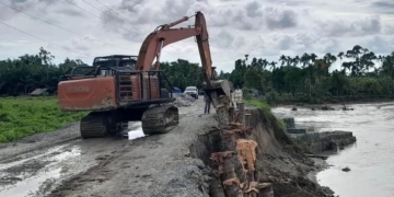 Satu unit alat berat dikerahkan untuk melakukan penanganan terjangan erosi sungai di kawasan Pasi Sira, Kecamatan Pante Ceureumen, Kabupaten Aceh Barat, Kamis (10/11/2022). (ANTARA/HO-Dok Pemkab Aceh Barat)
