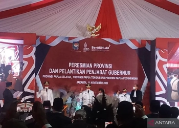 Mendagri Muhammad Tito Karnavian memandu pembacaan sumpah pelantikan tiga penjabat gubernur DOB Papua di Lapangan Plaza Gedung A Kantor Pusat Kemendagri, Jakarta, Jumat (11/11/2022). (ANTARA/Tri Meilani Ameliya)