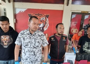 Kasatreskrim Polresta Jambi, Kompol Afrito Marbaro saat memberikan keterangan terkait penangkapan pelaku, Minggu (6/11) (ANTARA/Tuyani)