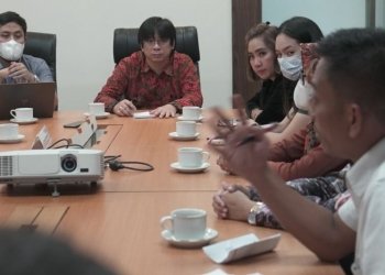 Kades Gedung Pakuon, Helmi Kusuma bersama pendamping desa saat audiensi dengan Asisten II Pemkab OKU dan Perwakilan Dinas PUPR setempat, Kamis. (ANTARA/Edo Purmana/22)