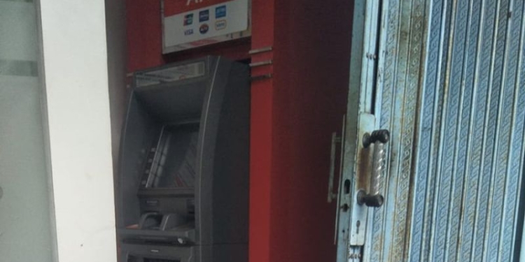Mesin anjungan tunai mandiri (ATM) dibobol maling di Duren Sawit, Jakarta, Kamis (10/11/2022). ANTARA/HO-Polsek Duren Sawit