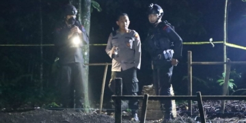 Petugas saat memindahkan granat di Kabupaten Blitar, Jawa Timur, Jumat malam (11/11/2022). ANTARA/HO-Polres Blitar Kota