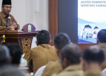Asisten Administrasi Umum Sekda Aceh, Iskandar, menyampaikan sambutan sekaligus membuka acara Rapat Kerja Pencapaian Rencana Aksi Pelaksanaan Reformasi Birokrasi Angkatan I dan II, di Ruang Potda Aceh, Banda Aceh, Senin, (14/11/2022).