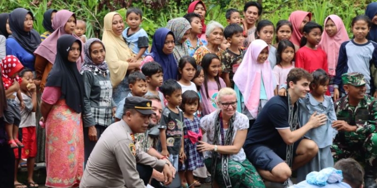 Para perwakilan delegasi G20 akrab bersama warga saat berkunjung ke Desa Genggelang, Kecamatan Gangga, Lombok Utara, Nusa Tenggara Barat. (ANTARA/HO-Polres Lotara)