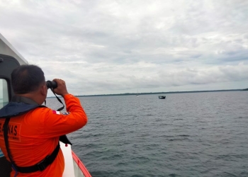 Tim Kantor Pencarian dan Pertolongan Kelas A Sorong menurunkan kapal KN SAR Baladewa bersama personel untuk melakukan pencarian Kapal berbendera Belanda yang dilaporkan hilang kontak di perairan Sorong (Antara/ HO- Basarnas Sorong)
