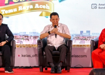 Pj. Gubernur Aceh, Ahcmad Marzuki, memberikan arahan saat menjadi pembicara pada acara Seri Temu Raya Alumni Kartu Prakerja, di Amel Convention Hall, Banda Aceh, Rabu (23/11/2022). (Dok. Humas Aceh)