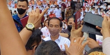Presiden RI Joko Widodo (Jokowi) berada di tengah-tengah relawan pada kegiatan Nusantara Bersatu di Stadion Gelora Bung Karno, Jakarta, Sabtu, (26/11/2022). (ANTARA/Melalusa Susthira K).