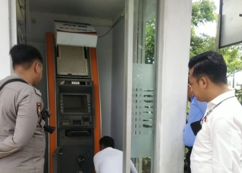 Personel Satuan Reskrim Polres Majene melakukan olah tempat kejadian perkara (olah TKP) pada salah satu mesin ATM yang dibobol , Selasa (1/11/2022). (ANTARA/HO-Humas Polres Majene)