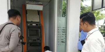 Personel Satuan Reskrim Polres Majene melakukan olah tempat kejadian perkara (olah TKP) pada salah satu mesin ATM yang dibobol , Selasa (1/11/2022). (ANTARA/HO-Humas Polres Majene)