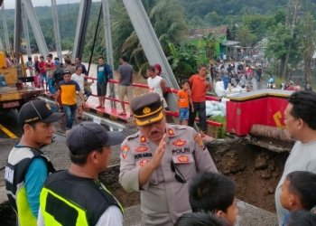 Kondisi jembatan yang ambruk di kawasan Lampung Barat, Minggu(13/11/2022). ANTARA/HO