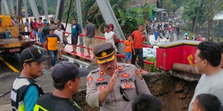 Kondisi jembatan yang ambruk di kawasan Lampung Barat, Minggu(13/11/2022). ANTARA/HO