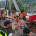 Kondisi jembatan yang ambruk di kawasan Lampung Barat, Minggu(13/11/2022). ANTARA/HO