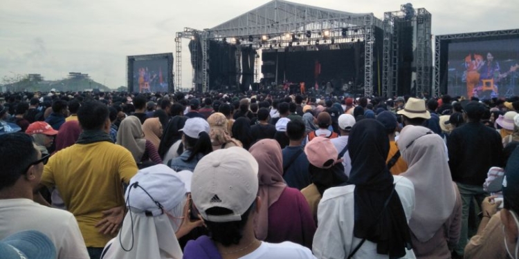 Para penonton WSBK Mandalika 2022 saat menyaksikan festival musik Nusantara di Sirkuit Mandalika, Minggu (13/11/2022) (ANTARA/Akhyar)
