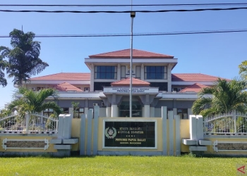 Penangkapan terkini kantor sekretariat KONI Papua Barat di kampung Susweni Distrik Manokwari Timur Kabupaten Manokwari yang sedang dalam penyelidikan Dit Reskrimsus Polda Papua Barat. (ANTARA/HANS ARNOLD KAPISA)