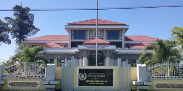 Penangkapan terkini kantor sekretariat KONI Papua Barat di kampung Susweni Distrik Manokwari Timur Kabupaten Manokwari yang sedang dalam penyelidikan Dit Reskrimsus Polda Papua Barat. (ANTARA/HANS ARNOLD KAPISA)