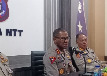 Kapolda NTT Irjen Pol. Johanis Asadoma (tengah) saat memberikan keterangan kepada wartawan di Kupang, Kamis (24/11/2022). ANTARA/Kornelis Kaha