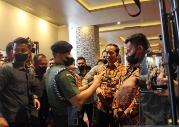 Presiden RI Joko Widodo usai membuka acara Munas XVII HIPMI 2022 di Solo, Senin (21-11-2022). ANTARA/Bambang Dwi Marwoto