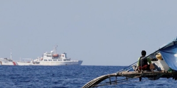 Arsip--Kapal Penjaga Pantai China berpatroli di Beting Scarborough yang disengketakan, 5 April 2017 (ANTARA/Reuters/Erik De Castro/as)