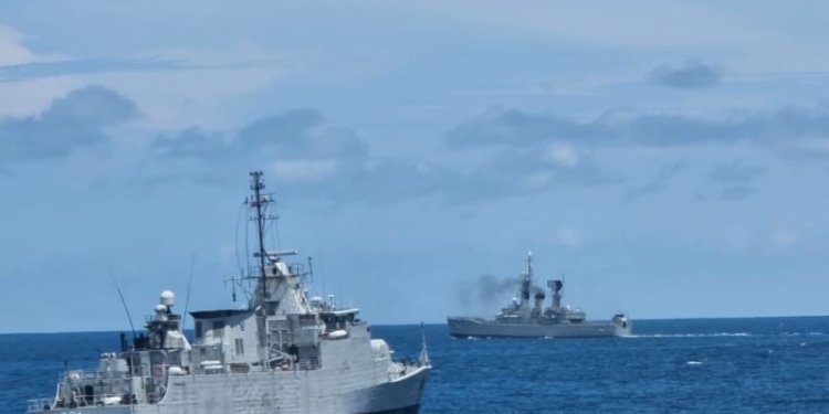 Sejumlah Kapal perang Republik Indonesia (KRI) TNI Angkatan Laut dalam posisi tempur mengelilingi Pulau Bali untuk mengamankan KTT G20 di Bali. (ANTARA/HO-Dispenal)