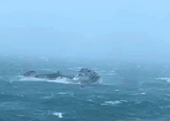 Tangkapan layar video suasana detik-detik Kapal Xing Shun 01 mengangkut 10.000 ton semen karam usai dihantam badai di laut lepas Pantai Kaohsiung, Taiwan, Senin (31-10-2022). ANTARA/Darwin Fatir