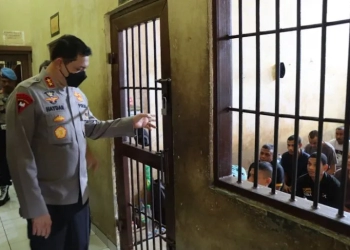 Kapolda Aceh Irjen Pol Ahmad Haydar memeriksa sel tahanan Mapolda Aceh, di Banda Aceh, Selasa (22/11/2022). (ANTARA/HO/Bidhumas Polda Aceh)