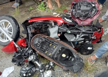Sepeda motor rusak parah usai ditabrak kijang Innova di jalan nasional Kabupaten Aceh Barat Daya, Ahad (13/11/2022) (ANTARA/Suprian)