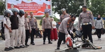 Polresta Banda Aceh potong knalpot brong hasil penindakan pelanggaran, Selasa (29/11/2022) di halaman Polresta Banda Aceh. (Dok. Humas Polresta Banda Aceh)