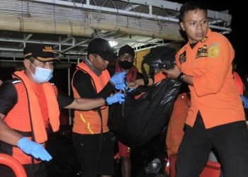 Tim SAR mengevakuasi kantong berisi jenazah korban terbakarnya kapal cepat Cantika Express 77 di Dermaga Tenau, Kupang, NTT, Selasa (25/10/2022) malam. ANTARA FOTO/Kornelis Kaha.