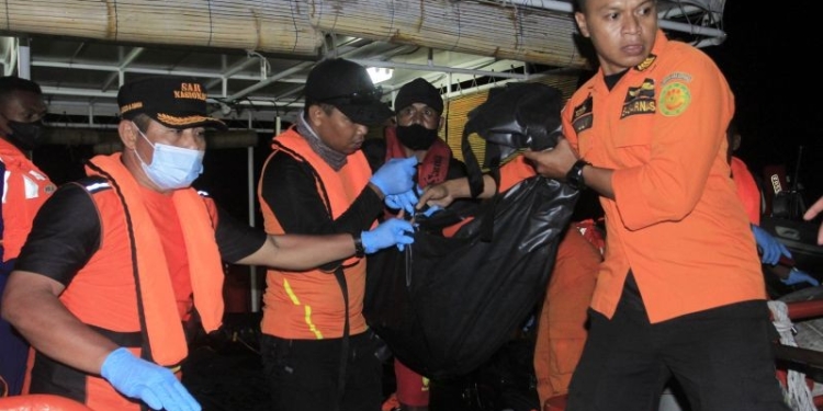 Tim SAR mengevakuasi kantong berisi jenazah korban terbakarnya kapal cepat Cantika Express 77 di Dermaga Tenau, Kupang, NTT, Selasa (25/10/2022) malam. ANTARA FOTO/Kornelis Kaha.