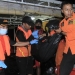 Tim SAR mengevakuasi kantong berisi jenazah korban terbakarnya kapal cepat Cantika Express 77 di Dermaga Tenau, Kupang, NTT, Selasa (25/10/2022) malam. ANTARA FOTO/Kornelis Kaha.