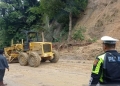 Petugas gabungan tengah melakukan proses evakuasi tanah longsor yang menutupi badan jalan nasional jalur Medan-Banda Aceh di area bukit Desa Seumadam, Kecamatan Kejuruan Muda, Aceh Tamiang, Sabtu (19/11/2022). ANTARA/Dede Harison