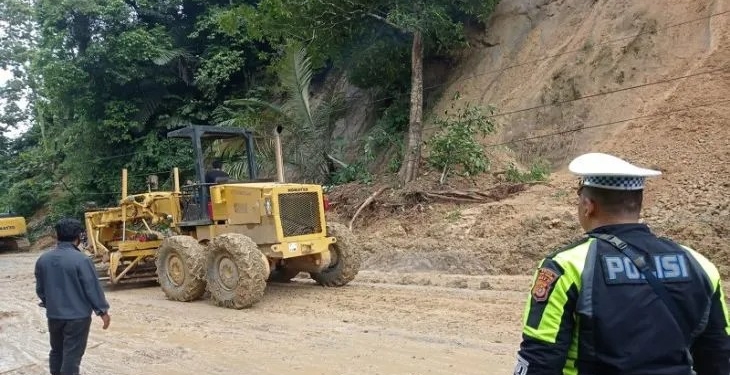 Petugas gabungan tengah melakukan proses evakuasi tanah longsor yang menutupi badan jalan nasional jalur Medan-Banda Aceh di area bukit Desa Seumadam, Kecamatan Kejuruan Muda, Aceh Tamiang, Sabtu (19/11/2022). ANTARA/Dede Harison