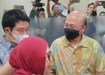 Motivator Mario Teguh (batik kuning) didampingi pengacaranya, Elza Syarif, memberikan keterangan terkait pemanggilan kasus Net89 PT SMI di Bareskrim Polri, Jakarta, Kamis (10/11/2022). (ANTARA/Laily Rahmawaty)