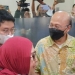 Motivator Mario Teguh (batik kuning) didampingi pengacaranya, Elza Syarif, memberikan keterangan terkait pemanggilan kasus Net89 PT SMI di Bareskrim Polri, Jakarta, Kamis (10/11/2022). (ANTARA/Laily Rahmawaty)
