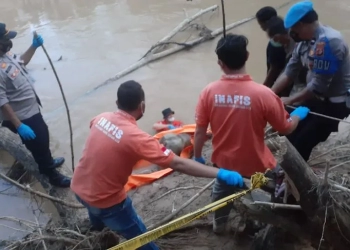Polisi mengidentifikasi mayat yang ditemukan di tumpukan sampah di Langsa, Aceh, Rabu (9/11/2022). (ANTARA/HO/Bidhumas Polda Aceh)