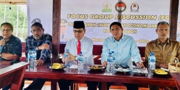 Pj Bupati Aceh Barat Mahdi Efendi (berpeci) dan Ketua Forum Komunikasi Daerah (FORKODA) CDOB Aceh, Fuadri (dua dari kanan) menghadiri Focus Group Discussion (FGD) tentang Pemekaran Calon Daerah Otonomi Baru (CDOB) Kota Meulaboh, di sebuah kafe di Meulaboh, Selasa (15/11/2022). (ANTARA/HO)