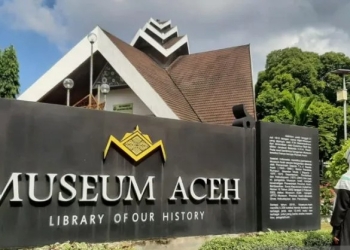 Arsip - Salah seorang wisatawan lokal sedang membaca keterangan mengenai Museum Aceh, di Banda Aceh, Rabu (8/12/2021) (ANTARA/Rahmat Fajri)