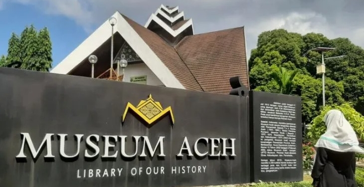 Arsip - Salah seorang wisatawan lokal sedang membaca keterangan mengenai Museum Aceh, di Banda Aceh, Rabu (8/12/2021) (ANTARA/Rahmat Fajri)