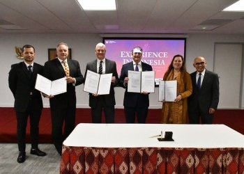 Penandatanganan Nota Kesepahaman (MoU) tentang Kontrak Pembelian Produk Kayu antara perusahaan Indonesia dan Inggris di London, Inggris pada Selasa (8/11/2022). (ANTARA/HO-KBRI London)