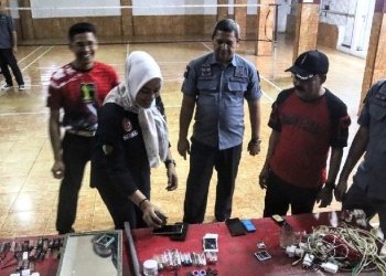 Kepala Divisi Pemasyarakatan Kanwil Kemenkumham Sumbar M Ali Syah Banna (tengah) saat memusnahkan barang sitaan dari kamar warga binaan, di Lapas Padang, Selasa (8/11/2022) malam. ANTARA/FathulAbdi