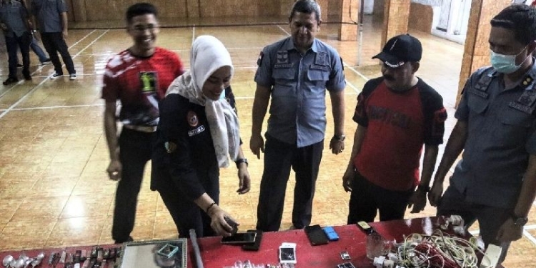 Kepala Divisi Pemasyarakatan Kanwil Kemenkumham Sumbar M Ali Syah Banna (tengah) saat memusnahkan barang sitaan dari kamar warga binaan, di Lapas Padang, Selasa (8/11/2022) malam. ANTARA/FathulAbdi