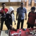 Kepala Divisi Pemasyarakatan Kanwil Kemenkumham Sumbar M Ali Syah Banna (tengah) saat memusnahkan barang sitaan dari kamar warga binaan, di Lapas Padang, Selasa (8/11/2022) malam. ANTARA/FathulAbdi